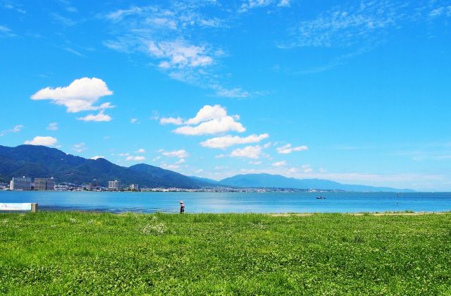 琵琶湖湖畔にて